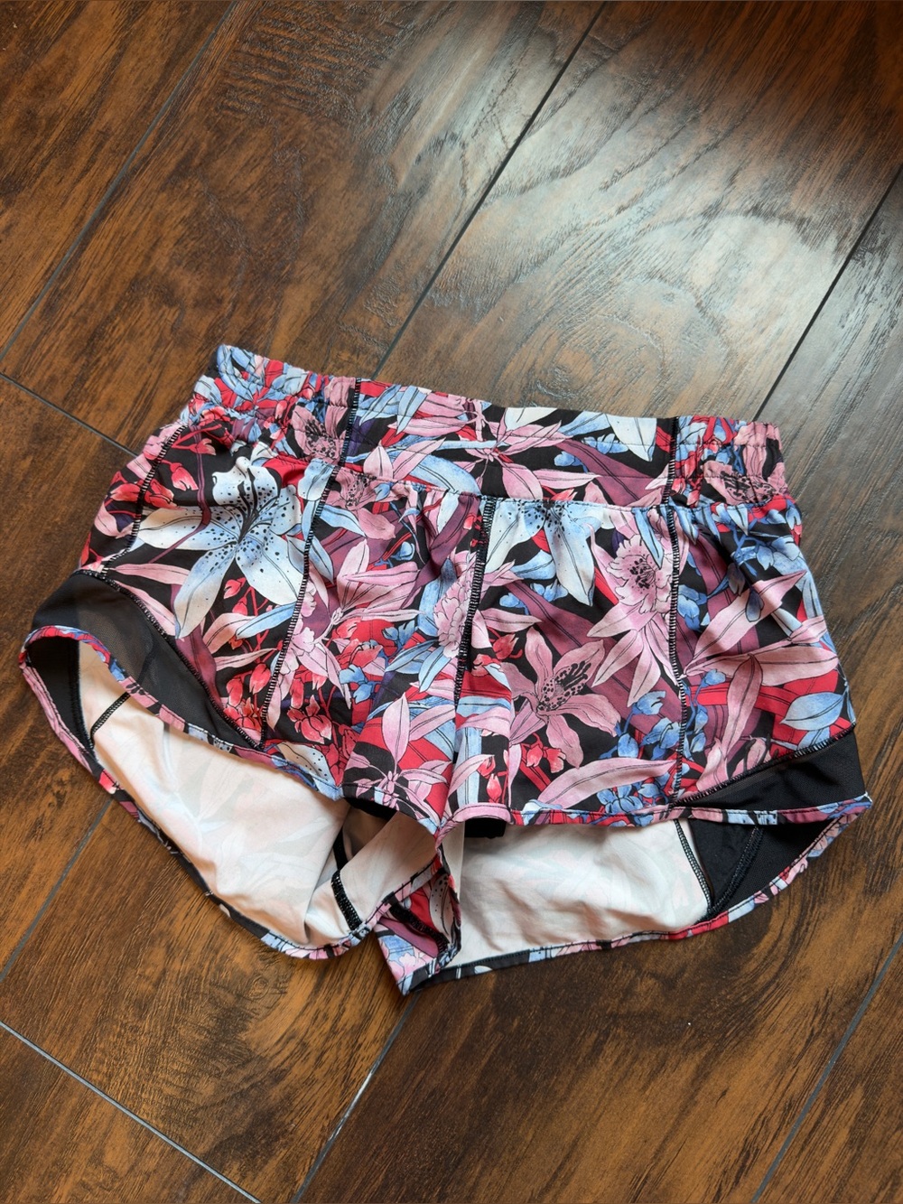 Lululemon Lush Lillies Hotty Hot Shorts 2.5” Inseam